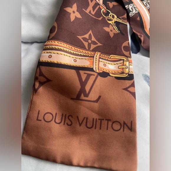Louis Vuitton Purse/ Scarves/Twilly - Picture 4 of 6